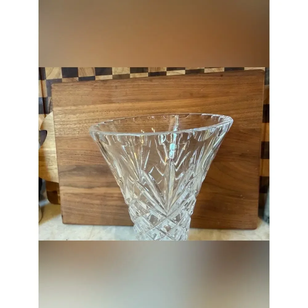 Beautiful cut Crystal vase 7”